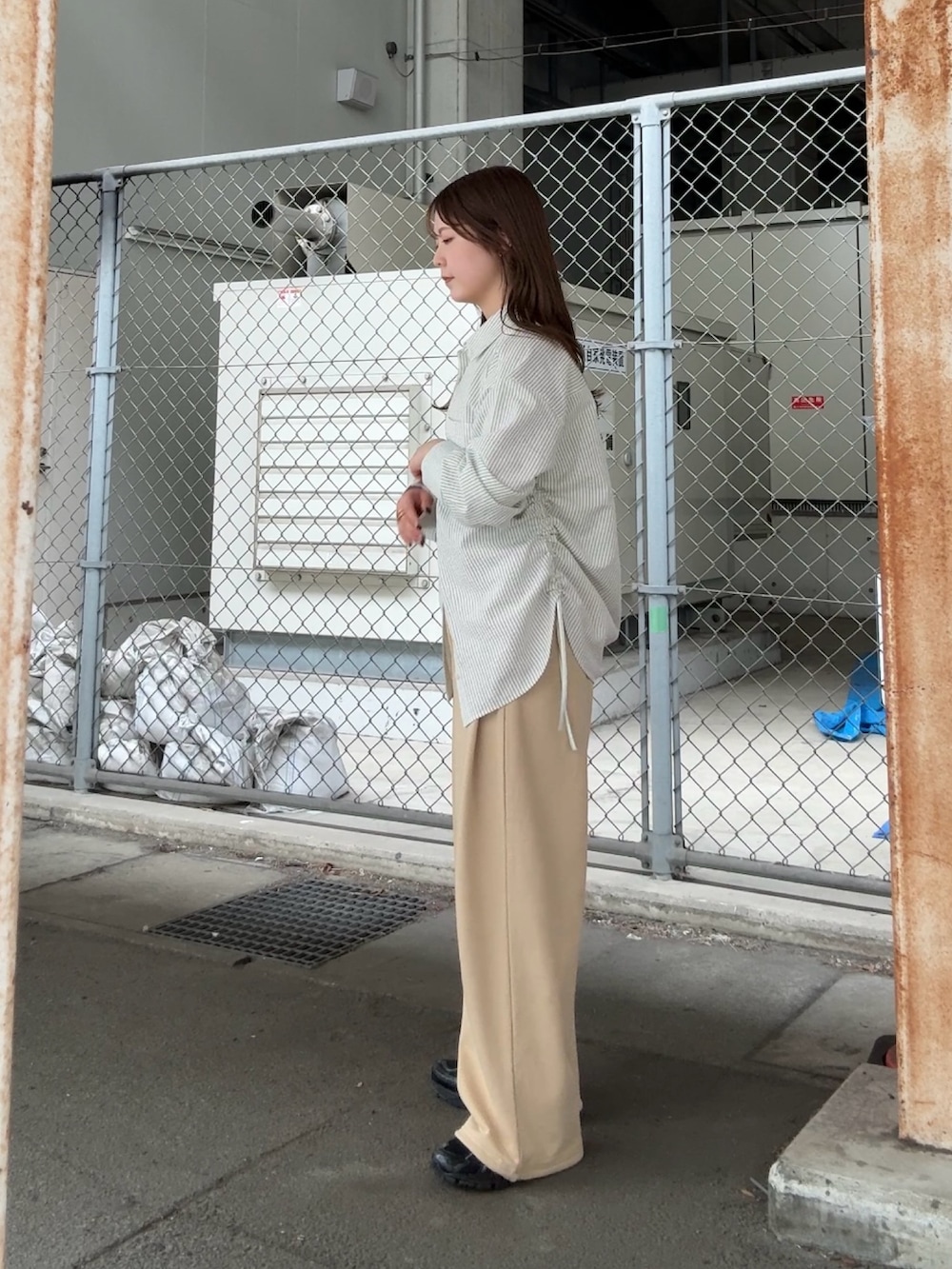 ホワイト系のシャツ/ブラウス、ベージュ系のその他パンツ、ブラック系のネックレスを着用したレディースの春コーディネートの2枚目の写真