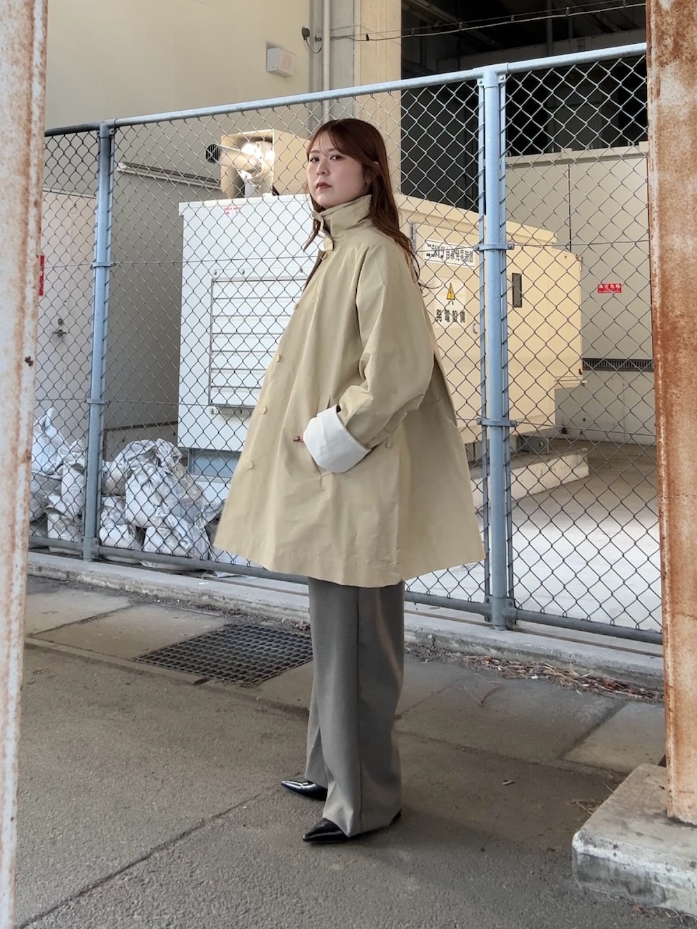 ブラウン系のTシャツ/カットソー、グレー系のその他パンツ、ベージュ系のその他アウターを着用したレディースの春コーディネートの3枚目の写真