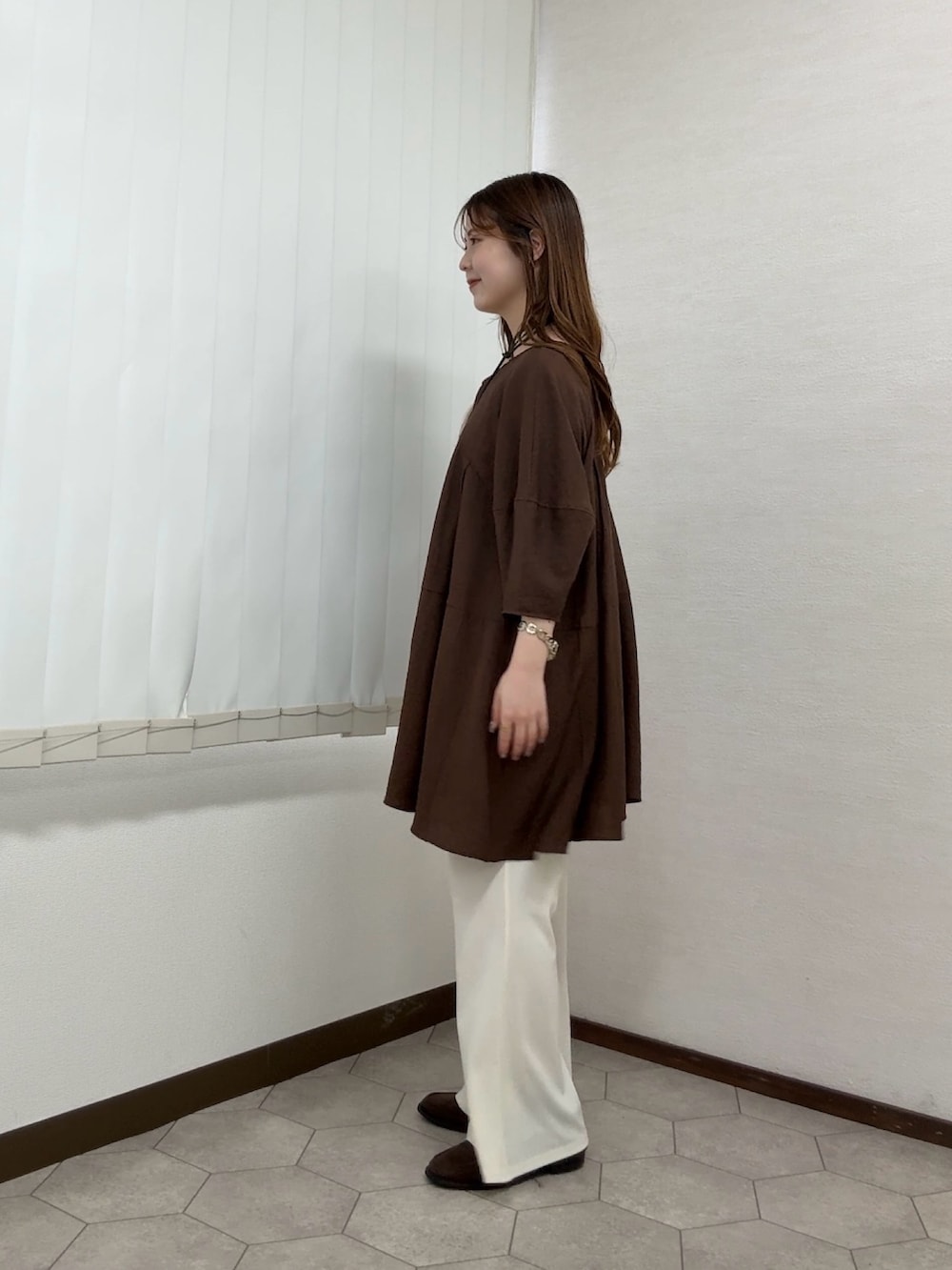 ブラウン系のワンピース、ホワイト系のその他パンツ、ブラウン系のローファーを着用したレディースの春コーディネートの2枚目の写真