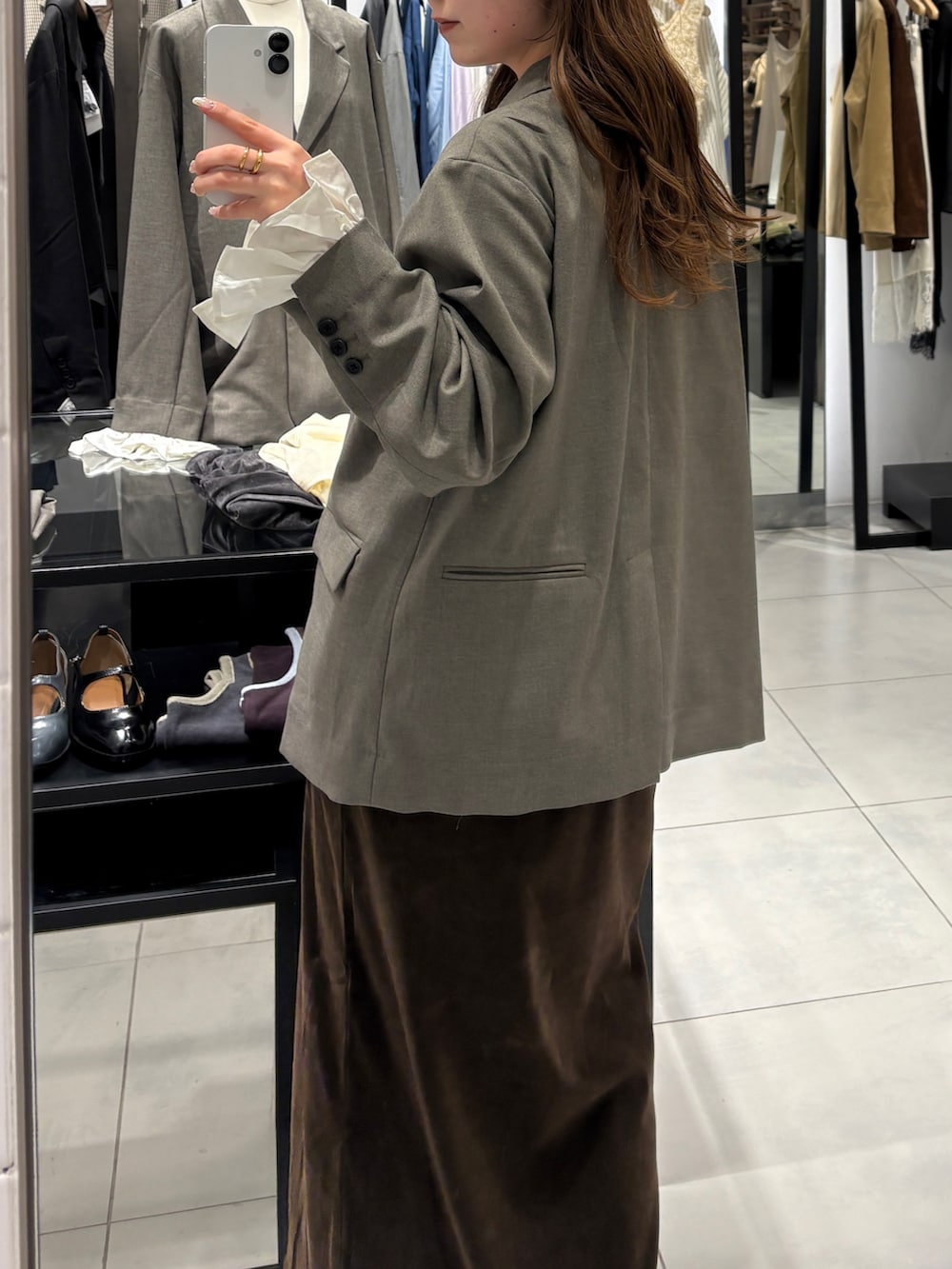 グレー系のその他アウター、ブラウン系のワンピース、ベージュ系のローファーを着用したレディースの冬コーディネートの2枚目の写真