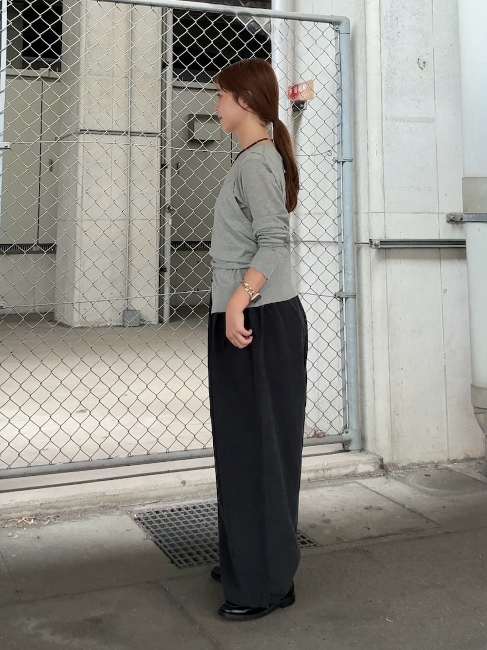 グレー系のカーディガン/ボレロ、グレー系のその他パンツ、ブラック系のネックレスを着用したレディースの夏コーディネートの2枚目の写真