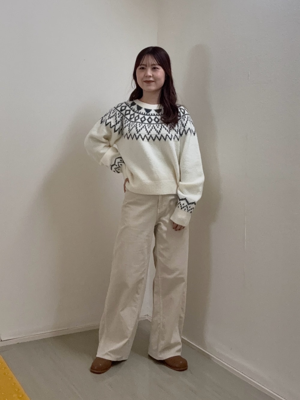 ホワイト系のニット/セーター、ホワイト系のその他パンツ、ブラウン系のブーツを着用したレディースの冬コーディネートの2枚目の写真