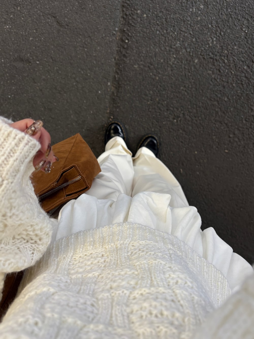 ホワイト系のニット/セーター、ホワイト系のTシャツ/カットソー、ホワイト系のその他パンツを着用したレディースの秋コーディネートの4枚目の写真