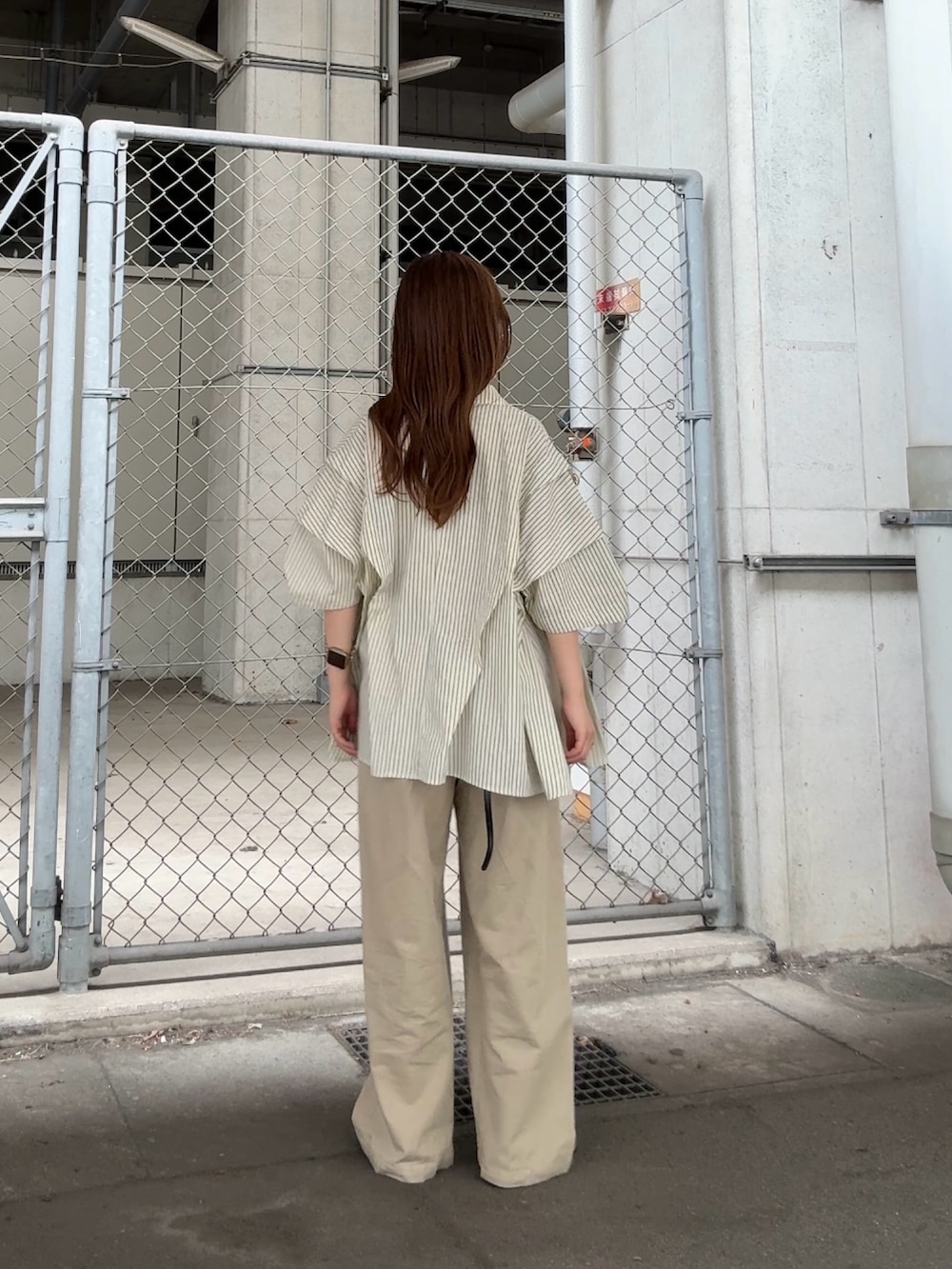 グリーン系のシャツ/ブラウス、ベージュ系のその他パンツ、ブラック系のショルダーバッグを着用したレディースの夏コーディネートの3枚目の写真