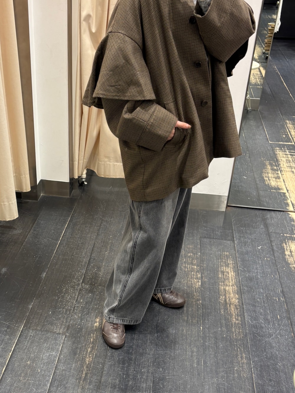 ブラウン系のその他アウター、グレー系のニット/セーター、ブラック系のデニムパンツを着用したレディースの秋コーディネートの2枚目の写真