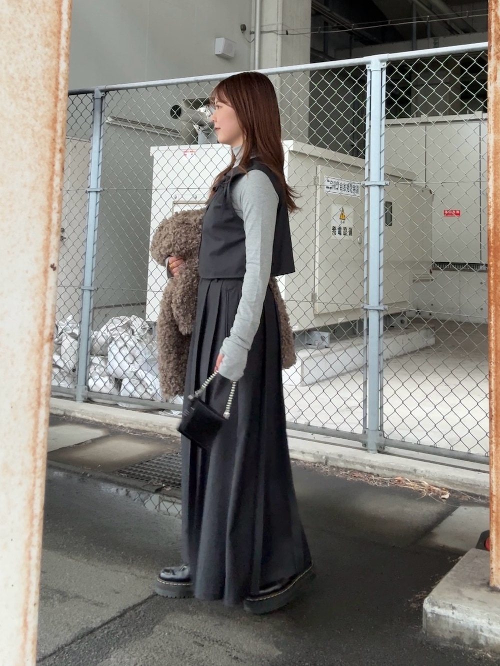 グレー系のワンピース、ベージュ系のその他アウター、グレー系のTシャツ/カットソーを着用したレディースの冬コーディネートの3枚目の写真