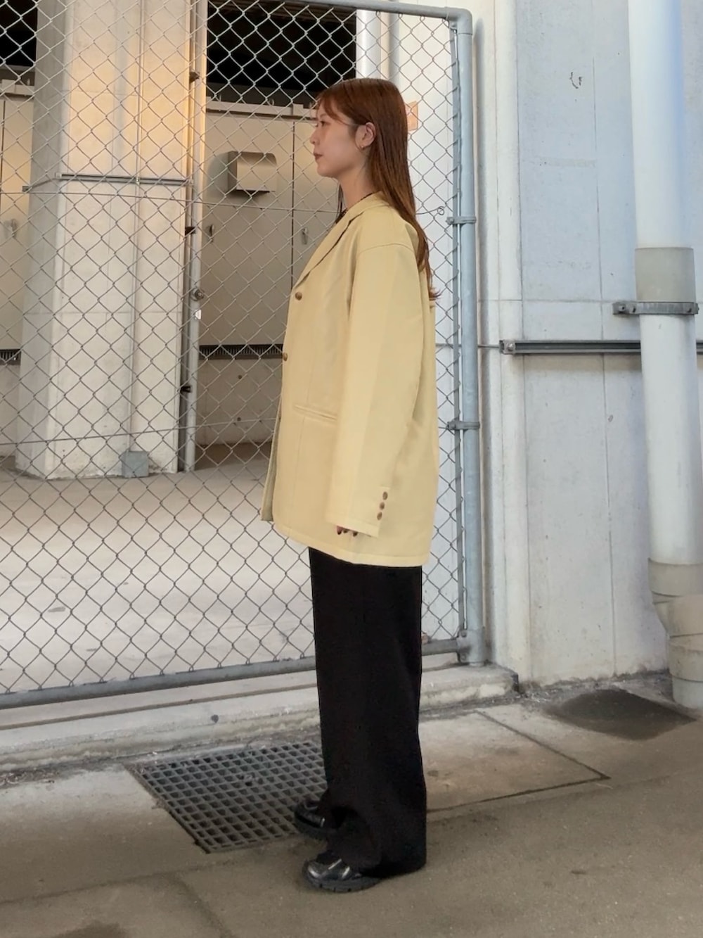 ホワイト系のキャミソール、ブラック系のその他パンツ、イエロー系のその他アウターを着用したレディースの秋コーディネートの2枚目の写真