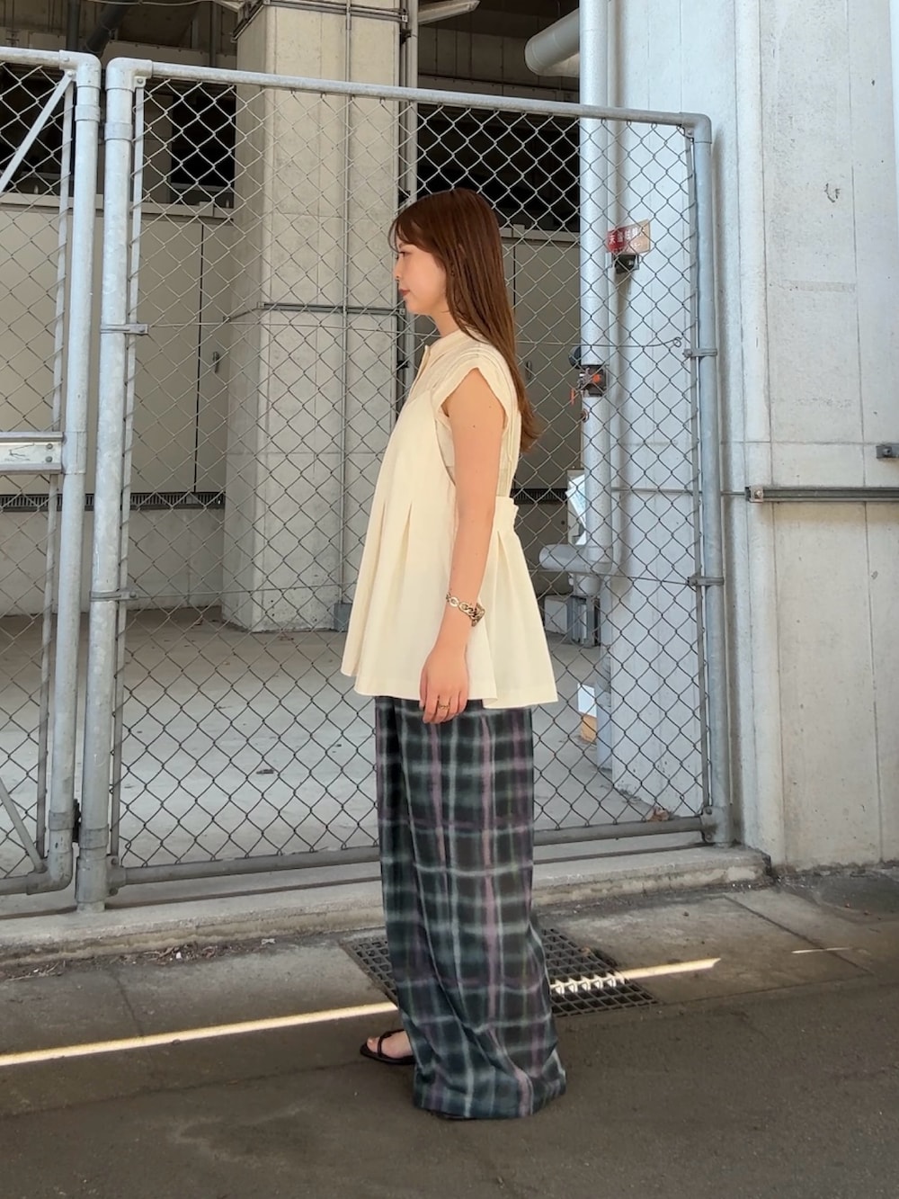 ホワイト系のニット/セーター、ホワイト系のその他トップス、グリーン系のその他パンツを着用したレディースの夏コーディネートの2枚目の写真