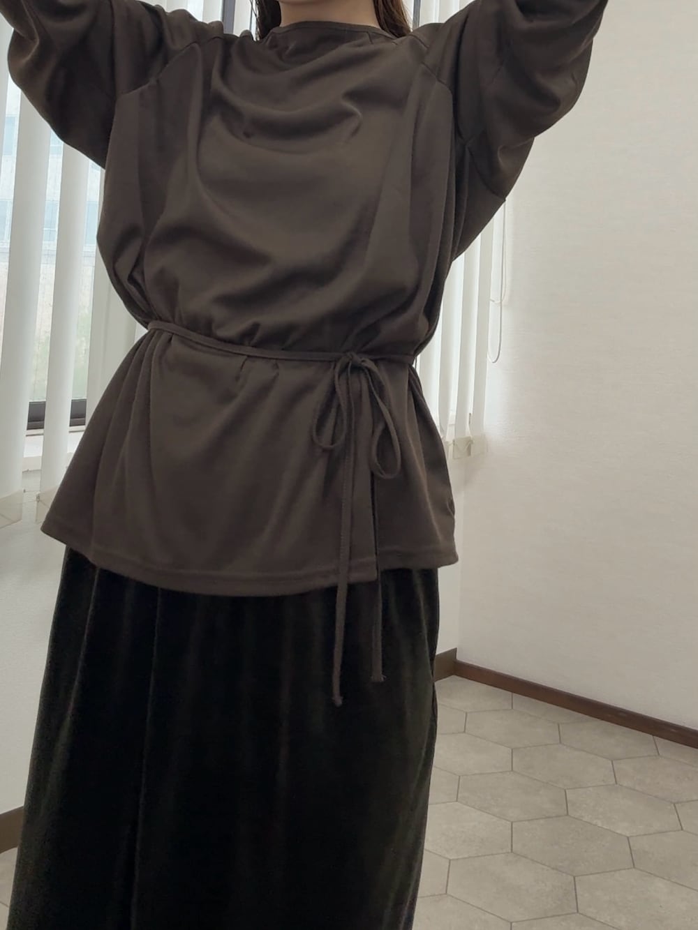ブラウン系のTシャツ/カットソー、グリーン系のセットアップ、ブラック系のスニーカーを着用したレディースの秋コーディネートの4枚目の写真