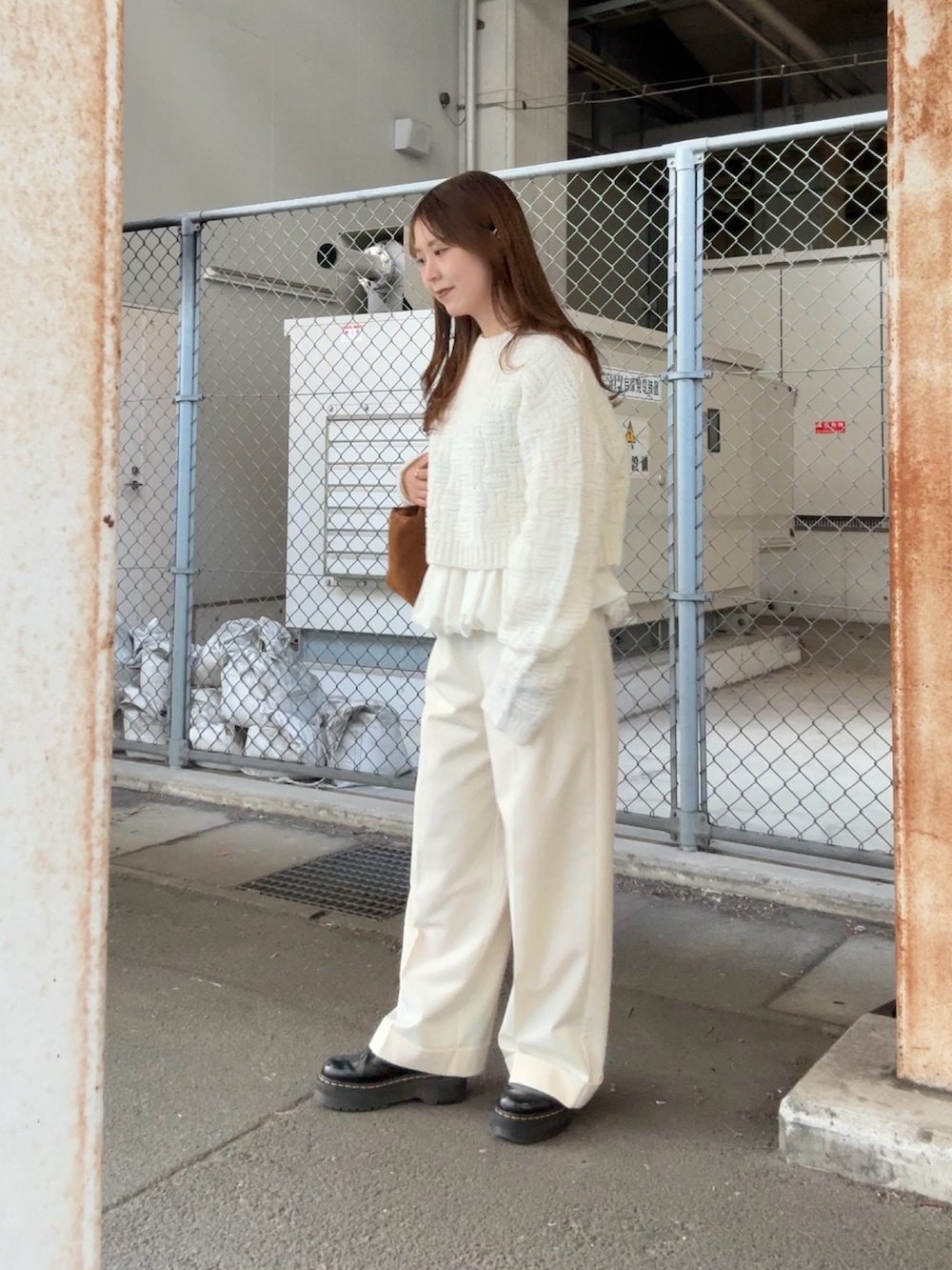 ホワイト系のニット/セーター、ホワイト系のTシャツ/カットソー、ホワイト系のその他パンツを着用したレディースの秋コーディネートの2枚目の写真