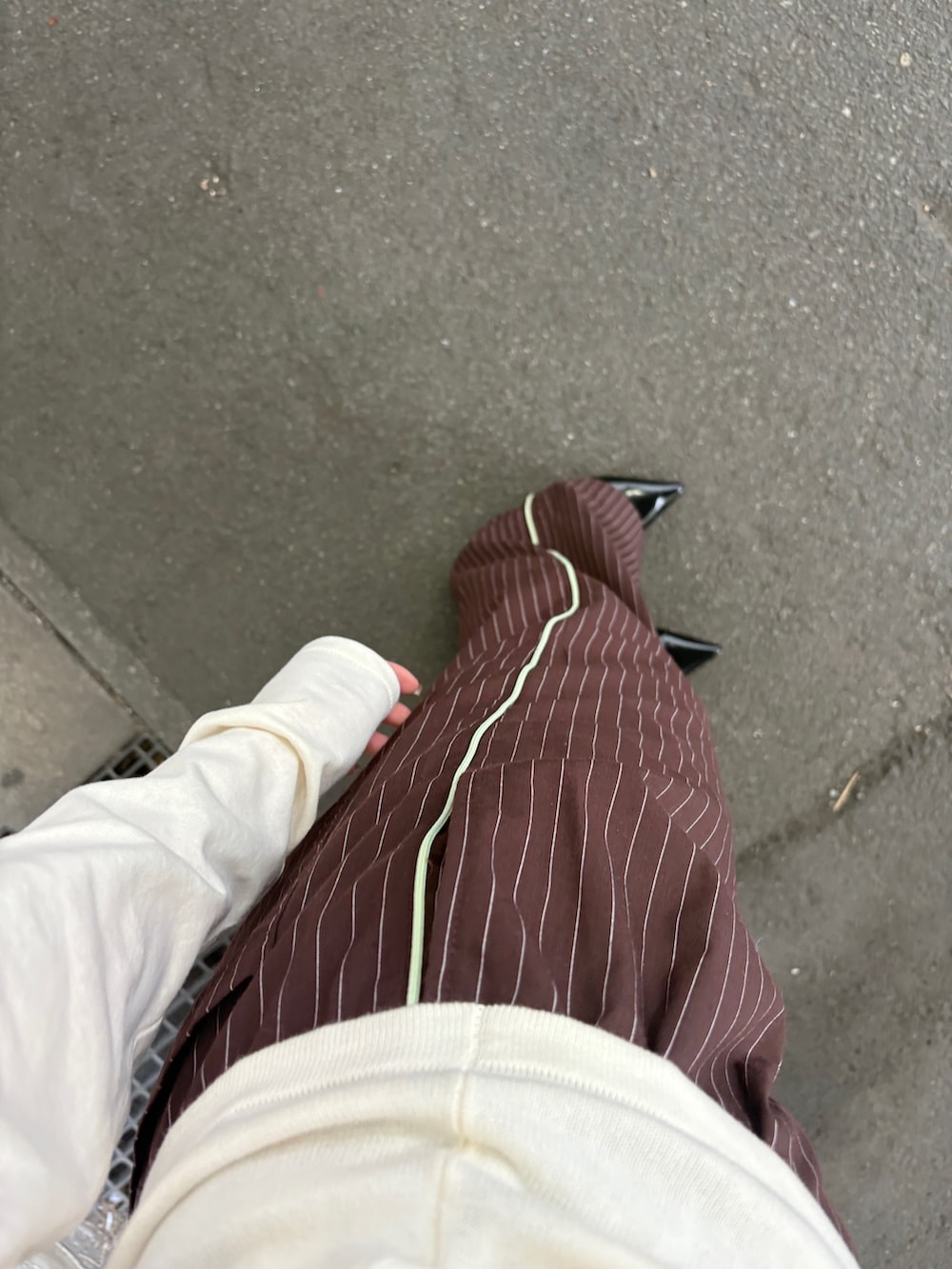 ホワイト系のTシャツ/カットソー、ブラウン系のその他パンツ、グリーン系のヘアゴムを着用したレディースの冬コーディネートの4枚目の写真