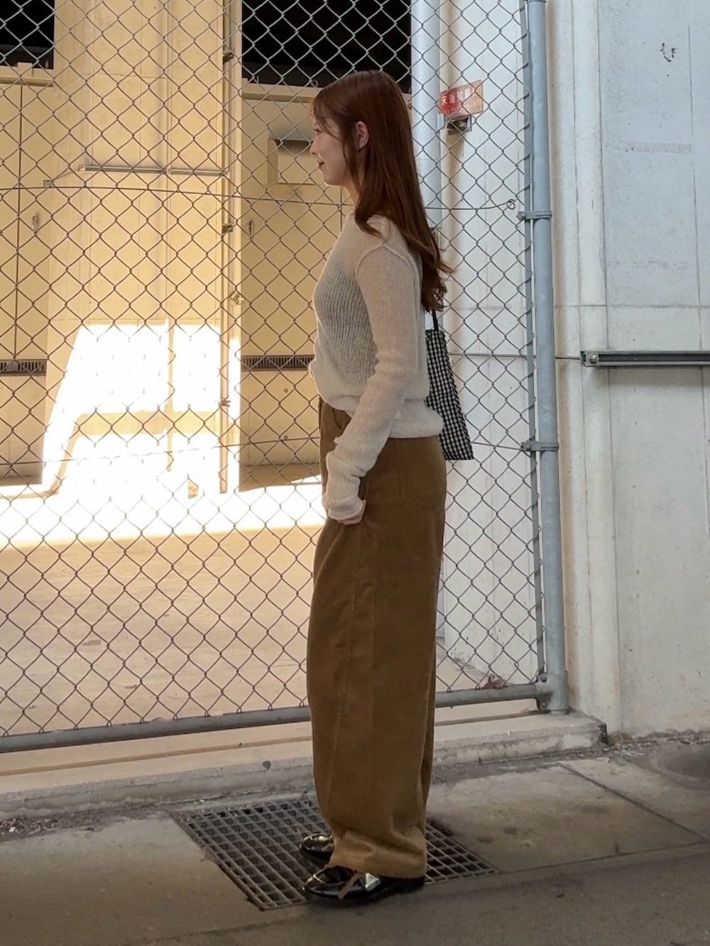 ホワイト系のニット/セーター、その他のショルダーバッグ、ブラウン系のその他パンツを着用したレディースの秋コーディネートの2枚目の写真