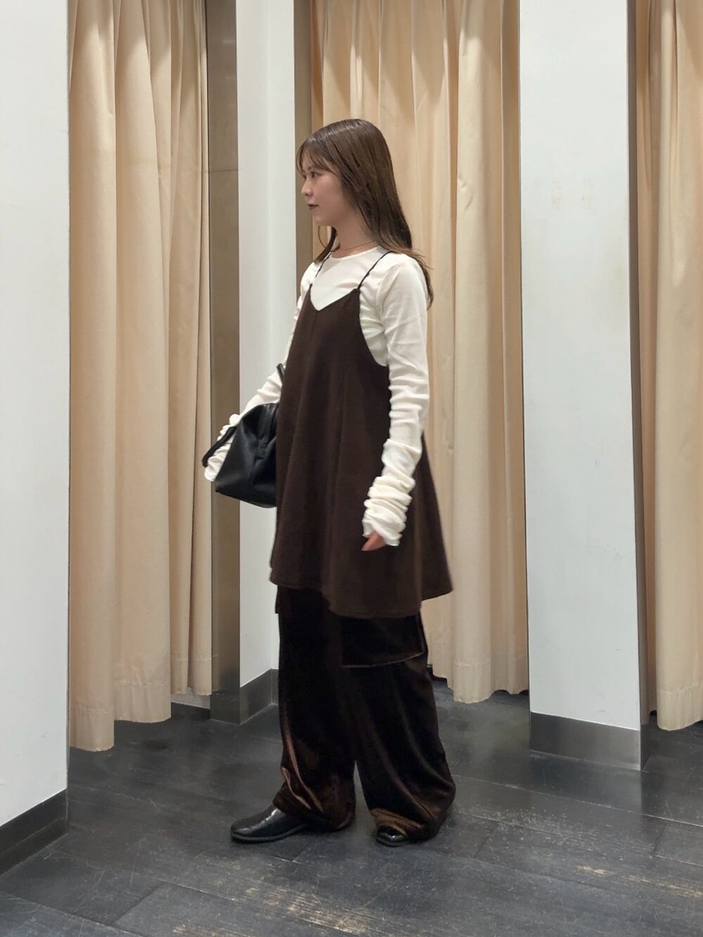 ホワイト系のTシャツ/カットソー、ブラウン系のワンピース、ブラウン系のその他パンツを着用したレディースの秋コーディネートの2枚目の写真