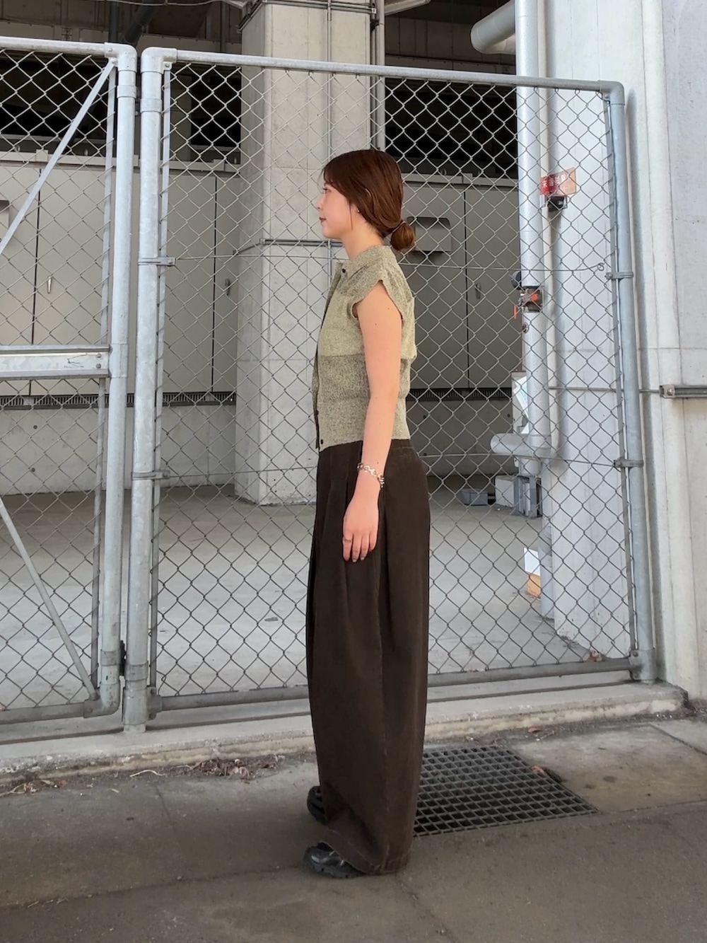 ベージュ系のニット/セーター、ブラウン系のその他パンツを着用したレディースの春コーディネートの2枚目の写真