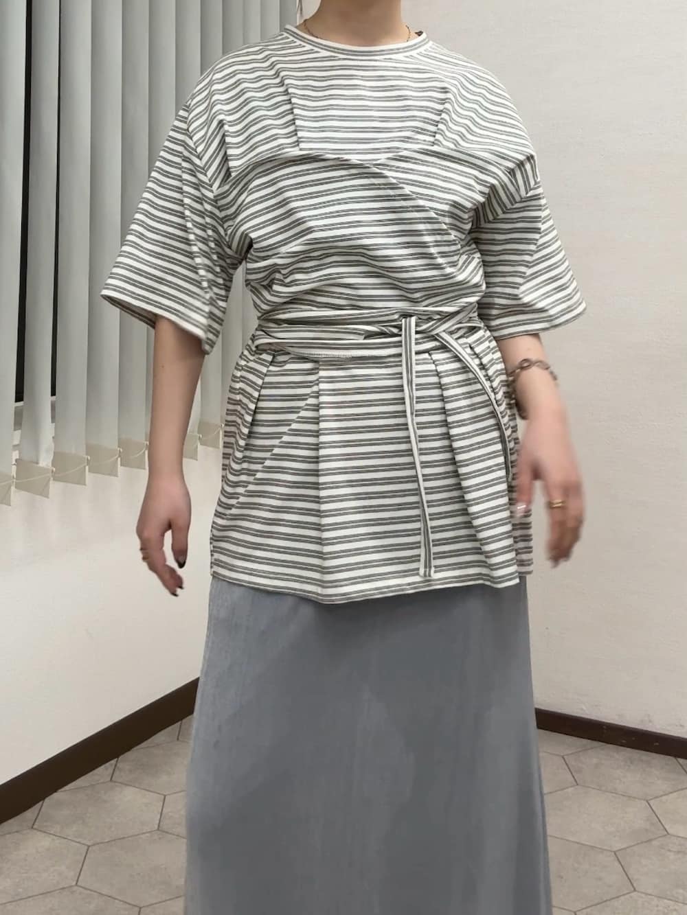 ホワイト系のTシャツ/カットソー、グレー系のスカート、ブラック系のその他シューズを着用したレディースの春コーディネートの4枚目の写真