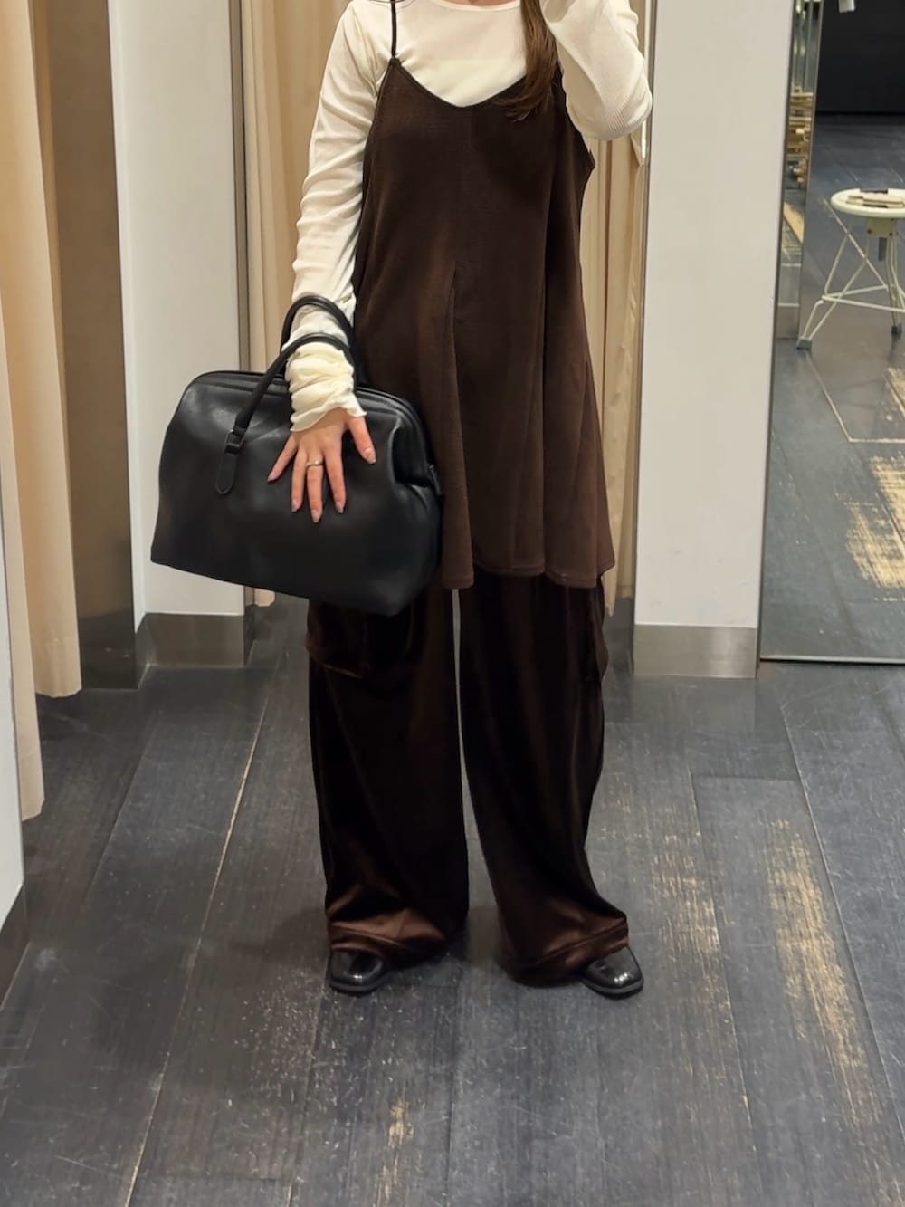 ホワイト系のTシャツ/カットソー、ブラウン系のワンピース、ブラウン系のその他パンツを着用したレディースの秋コーディネートの4枚目の写真