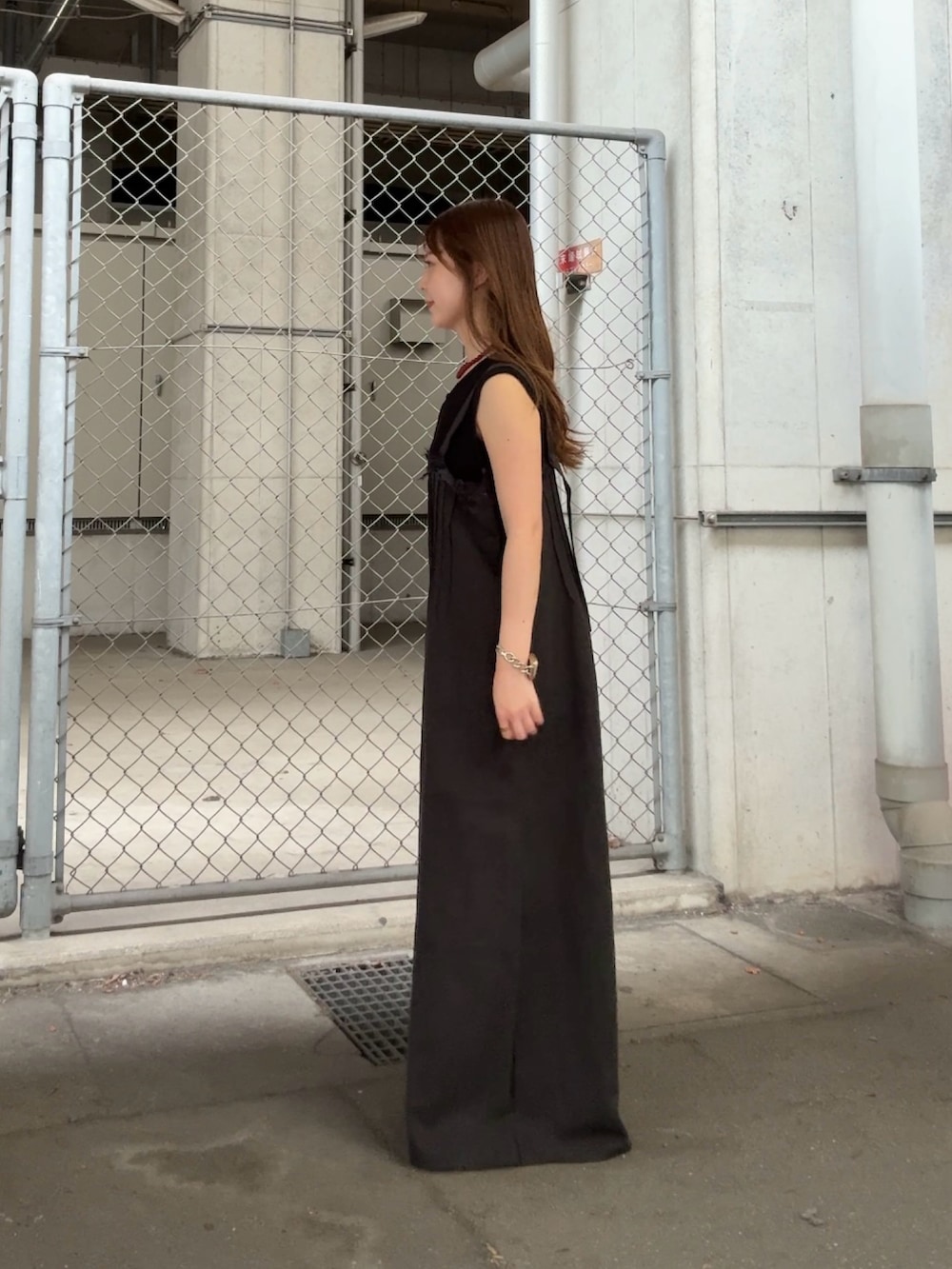 ブラック系のその他パンツ、ブラック系のベスト、レッド系のネックレスを着用したレディースの夏コーディネートの2枚目の写真