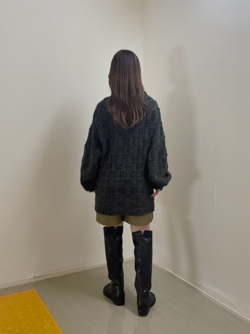 グレー系のニット/セーター、グリーン系のその他パンツ、ブラック系のブーツを着用したレディースの秋コーディネートの3枚目の写真