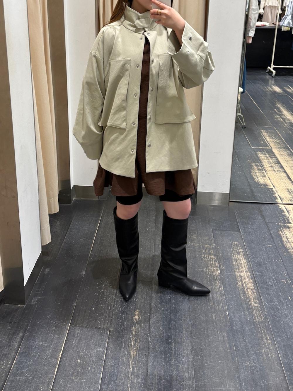 ベージュ系のその他アウター、ブラック系のその他パンツ、ブラック系のブーツを着用したレディースの春コーディネートの4枚目の写真