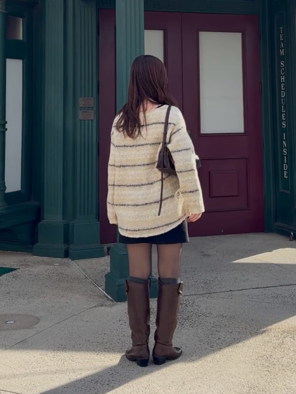 ホワイト系のニット/セーターを着用したレディースの冬コーディネートの3枚目の写真