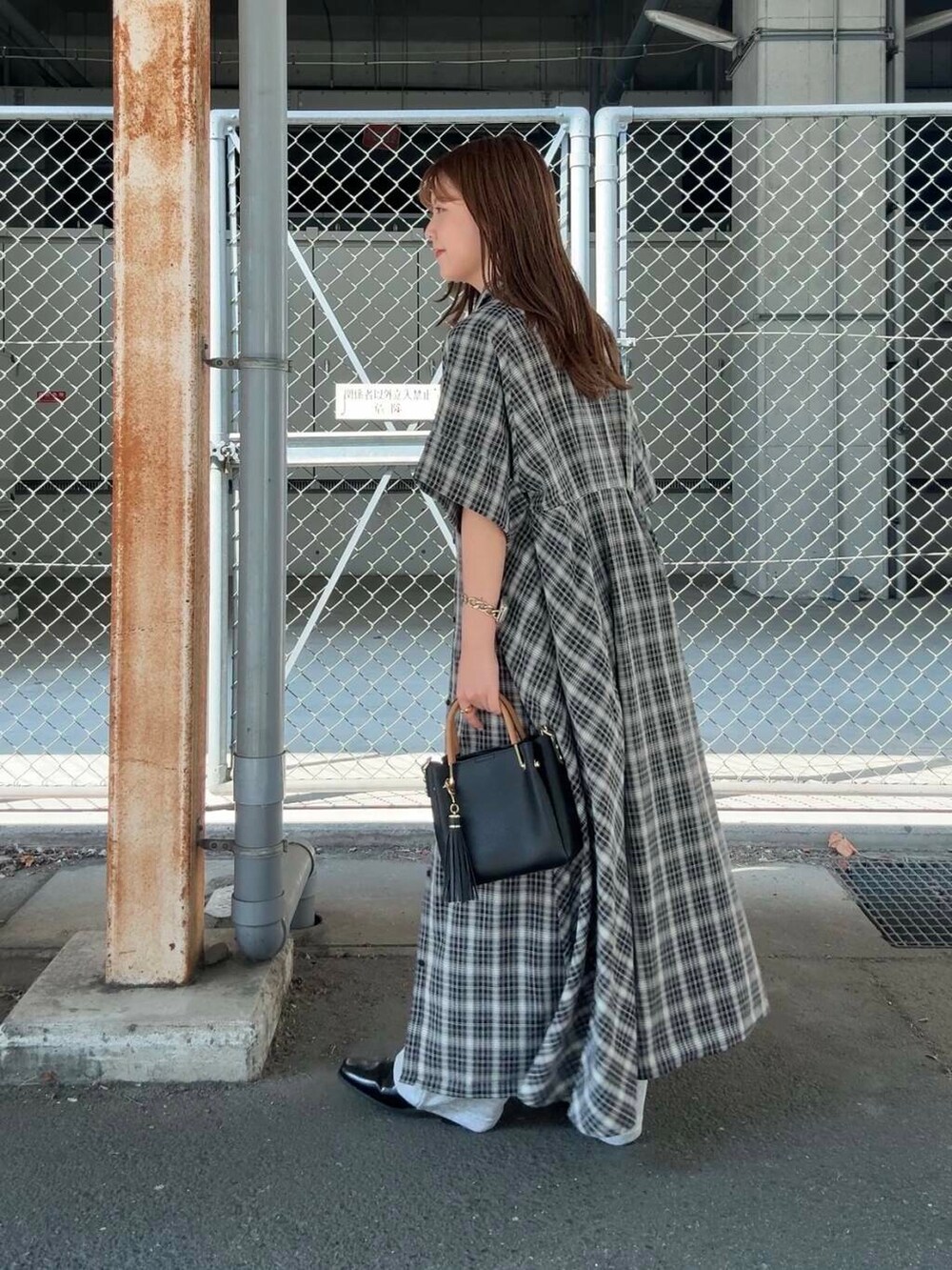 ブラック系のトートバッグ、グレー系のその他パンツ、ブラック系のワンピースを着用したレディースの夏コーディネートの4枚目の写真