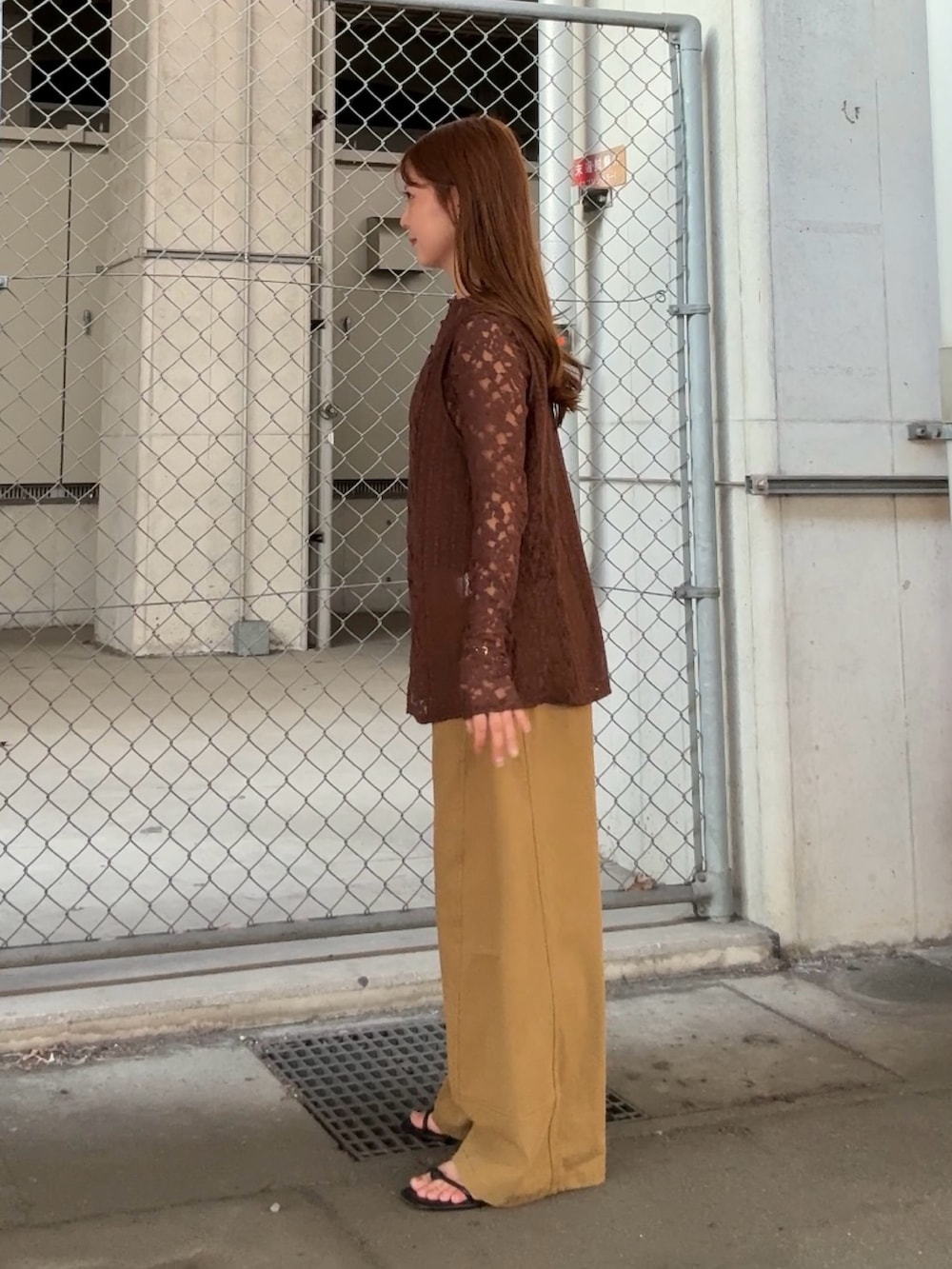 ブラウン系のカーディガン/ボレロ、グリーン系のその他パンツを着用したレディースの夏コーディネートの2枚目の写真