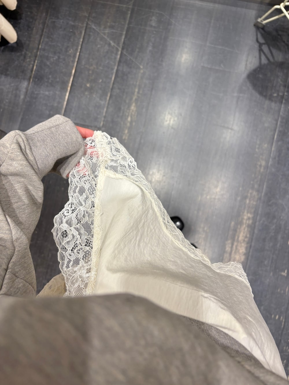 ベージュ系のその他パンツ、ブラウン系のキャミソール、ベージュ系のスウェットを着用したレディースの冬コーディネートの4枚目の写真