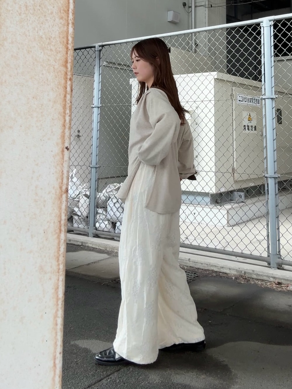 ホワイト系のその他パンツ、ベージュ系のTシャツ/カットソー、グリーン系のヘアゴムを着用したレディースの冬コーディネートの2枚目の写真