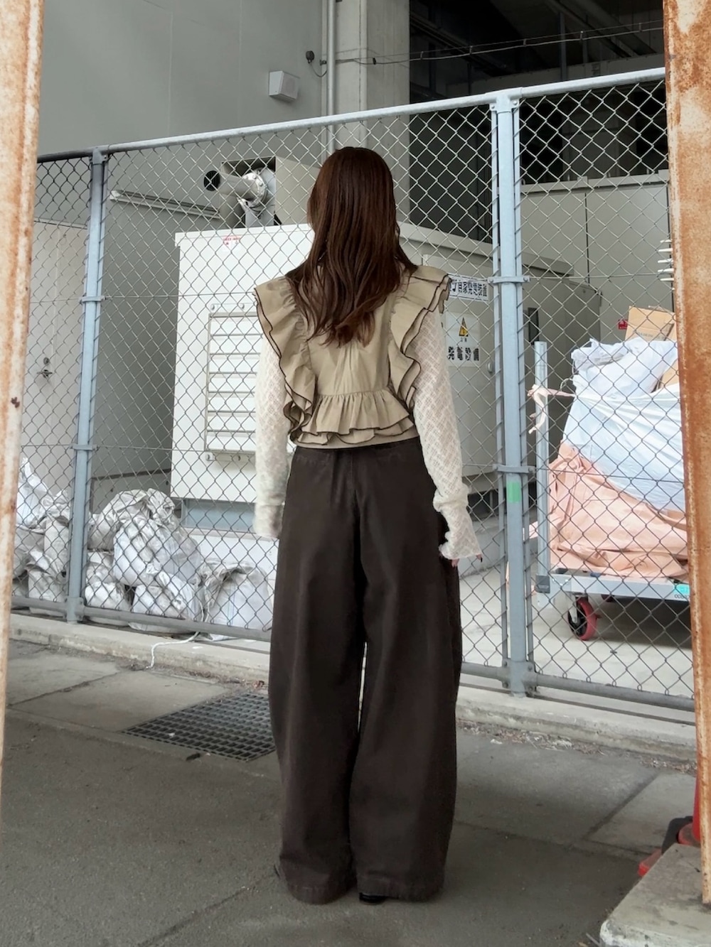 ベージュ系のシャツ/ブラウス、ホワイト系のTシャツ/カットソー、グレー系のその他パンツを着用したレディースの春コーディネートの3枚目の写真
