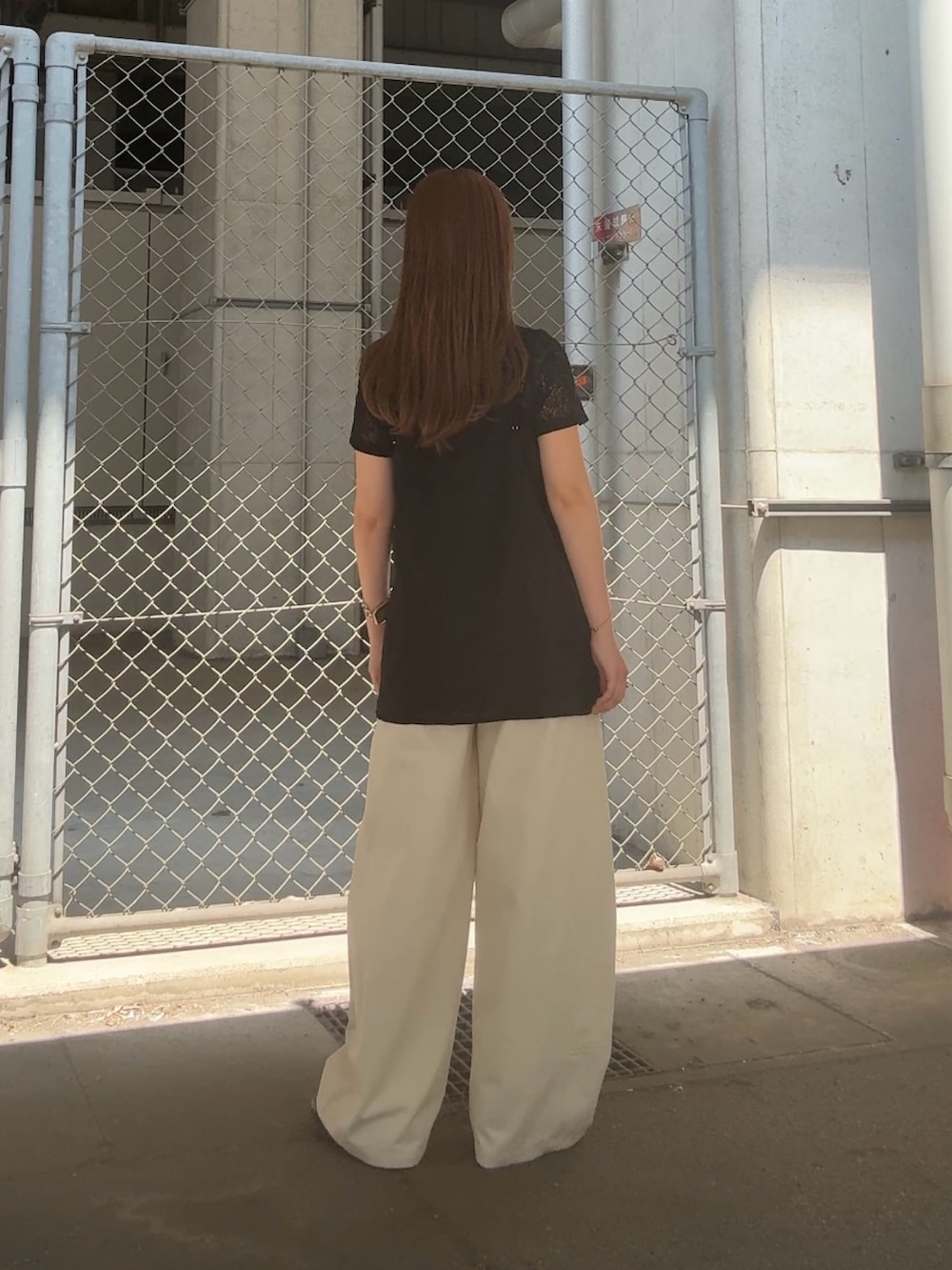 ブラック系のTシャツ/カットソー、ホワイト系のその他パンツを着用したレディースの夏コーディネートの3枚目の写真