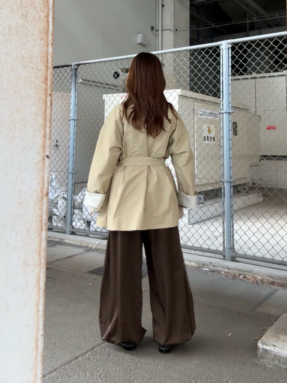 ベージュ系のその他アウター、ホワイト系のニット/セーター、グリーン系のその他パンツを着用したレディースの冬コーディネートの4枚目の写真