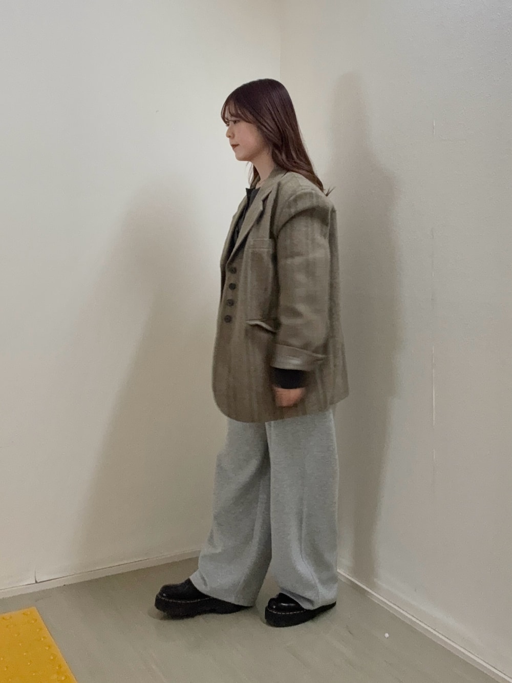 グリーン系のその他アウター、グレー系のニット/セーター、グレー系のその他パンツを着用したレディースの冬コーディネートの2枚目の写真