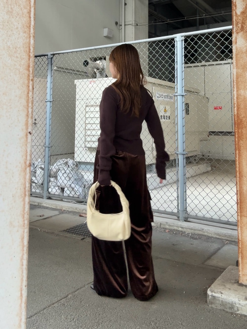 ブラウン系のニット/セーター、ブラウン系のその他パンツ、ホワイト系のハンドバッグを着用したレディースの秋コーディネートの3枚目の写真