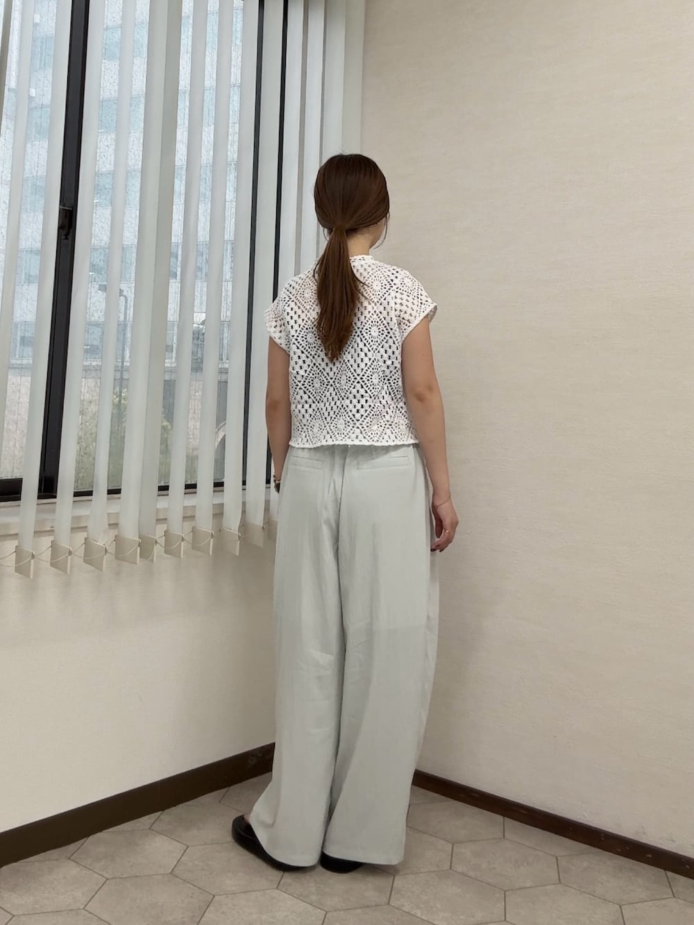 ホワイト系のシャツ/ブラウス、ブルー系のその他パンツ、ブラック系のサンダルを着用したレディースの夏コーディネートの3枚目の写真