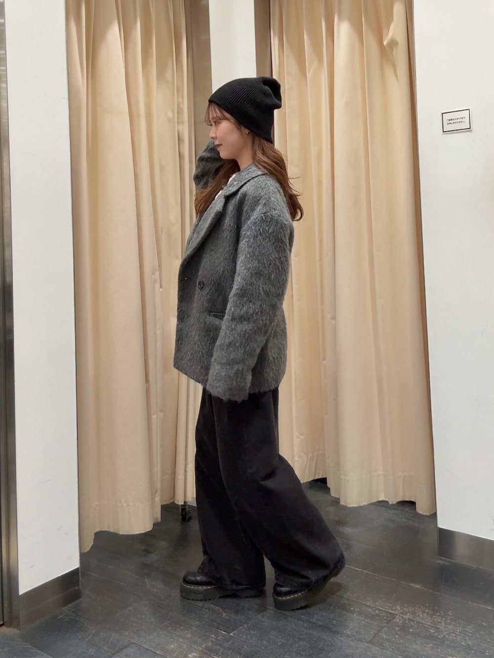 ベージュ系のTシャツ/カットソー、グレー系のその他アウター、ブラック系のデニムパンツを着用したレディースの冬コーディネートの3枚目の写真