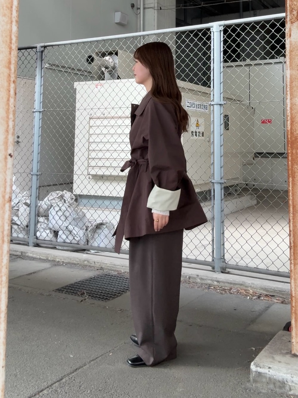 ブラウン系のその他アウター、ホワイト系のTシャツ/カットソー、ブラウン系のその他パンツを着用したレディースの冬コーディネートの2枚目の写真