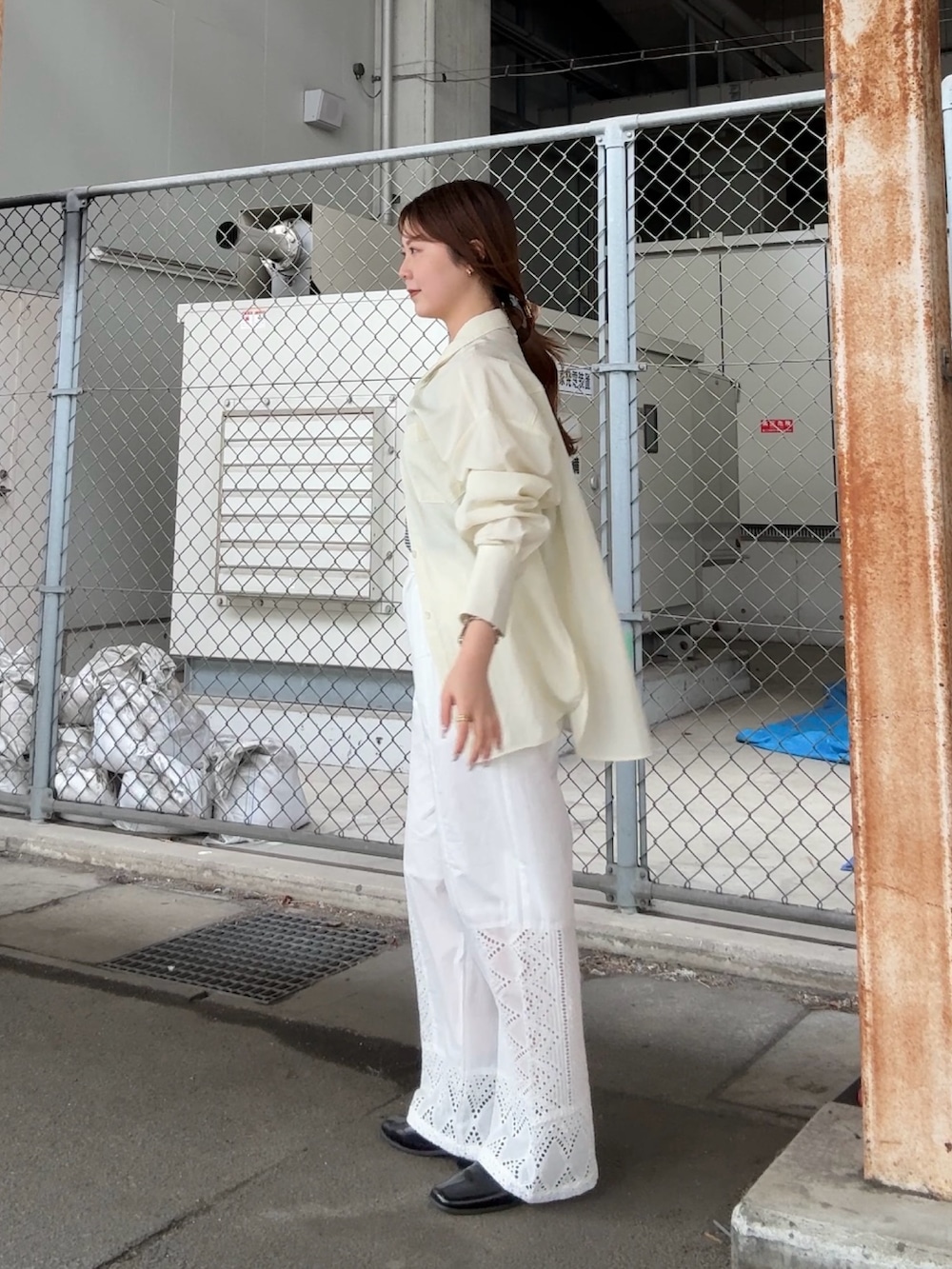 ホワイト系のシャツ/ブラウス、ホワイト系のその他パンツ、ブラウン系のバレッタ/ヘアクリップを着用したレディースの春コーディネートの2枚目の写真