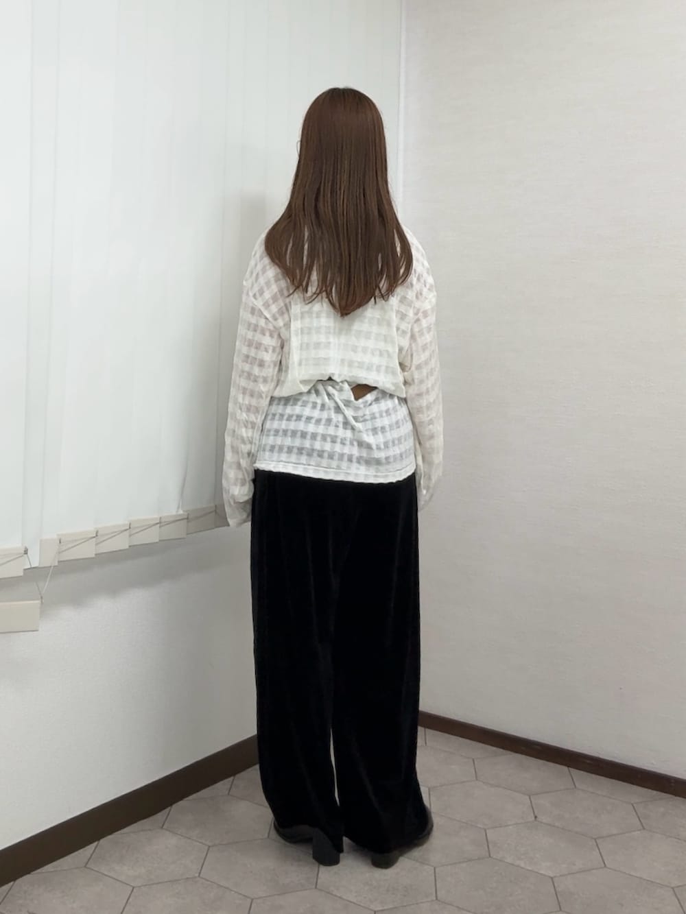 ホワイト系のTシャツ/カットソー、イエロー系のボディバッグ/ウエストポーチ、ブラック系のその他パンツを着用したレディースの秋コーディネートの3枚目の写真