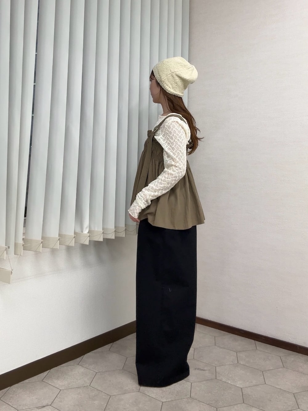 ホワイト系のTシャツ/カットソー、グリーン系のその他トップス、ブラック系のその他パンツを着用したレディースの春コーディネートの2枚目の写真