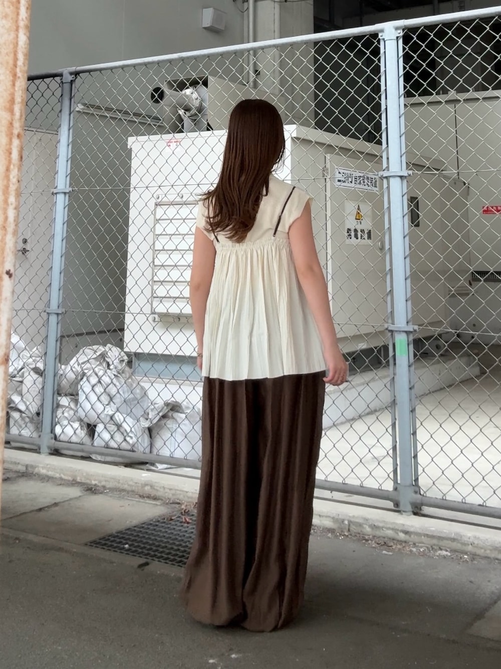 ホワイト系のニット/セーター、ホワイト系のその他トップス、ブラウン系のその他パンツを着用したレディースの春コーディネートの3枚目の写真