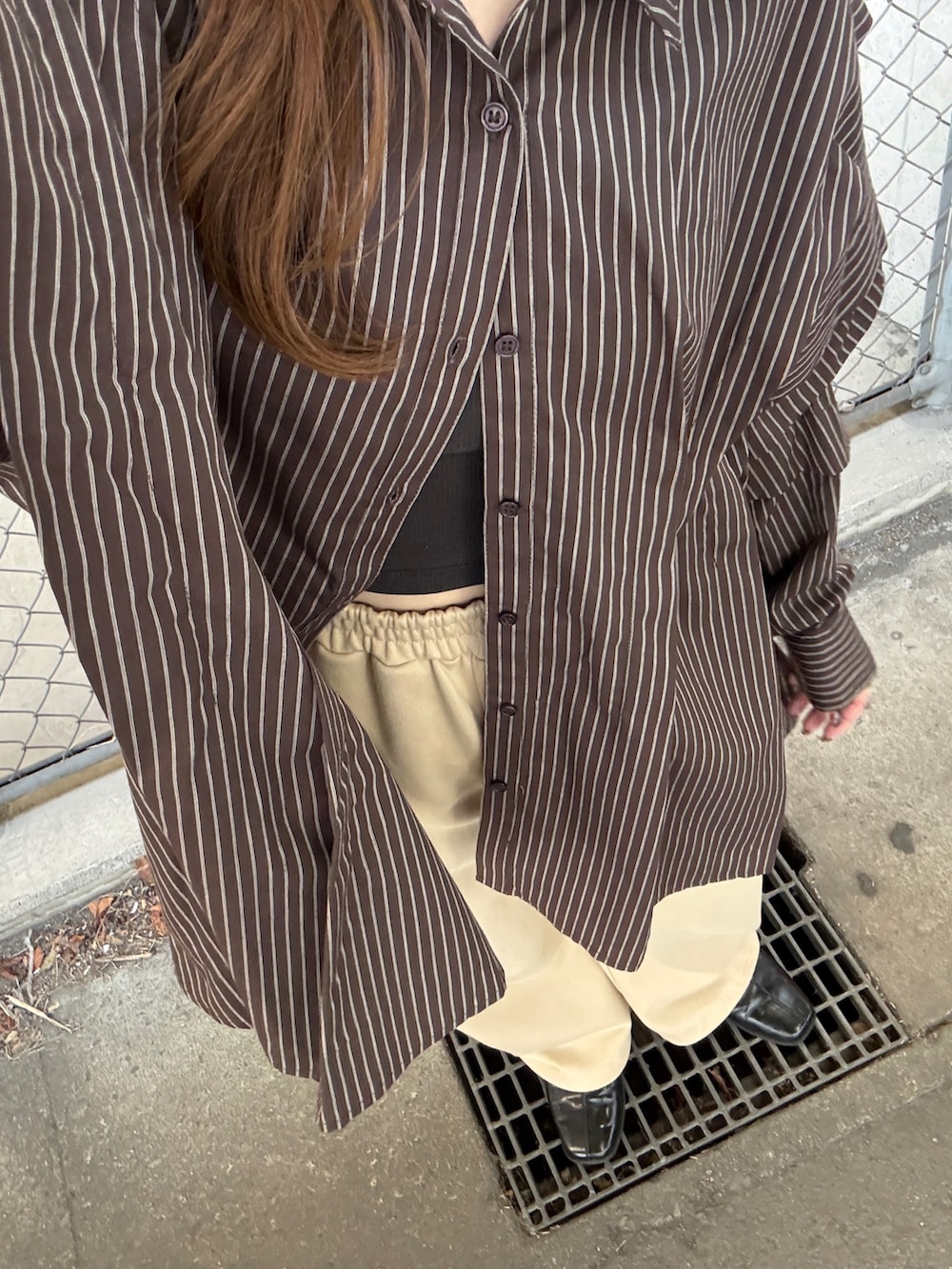 ブラウン系のシャツ/ブラウス、ベージュ系のその他パンツを着用したレディースの春コーディネートの4枚目の写真