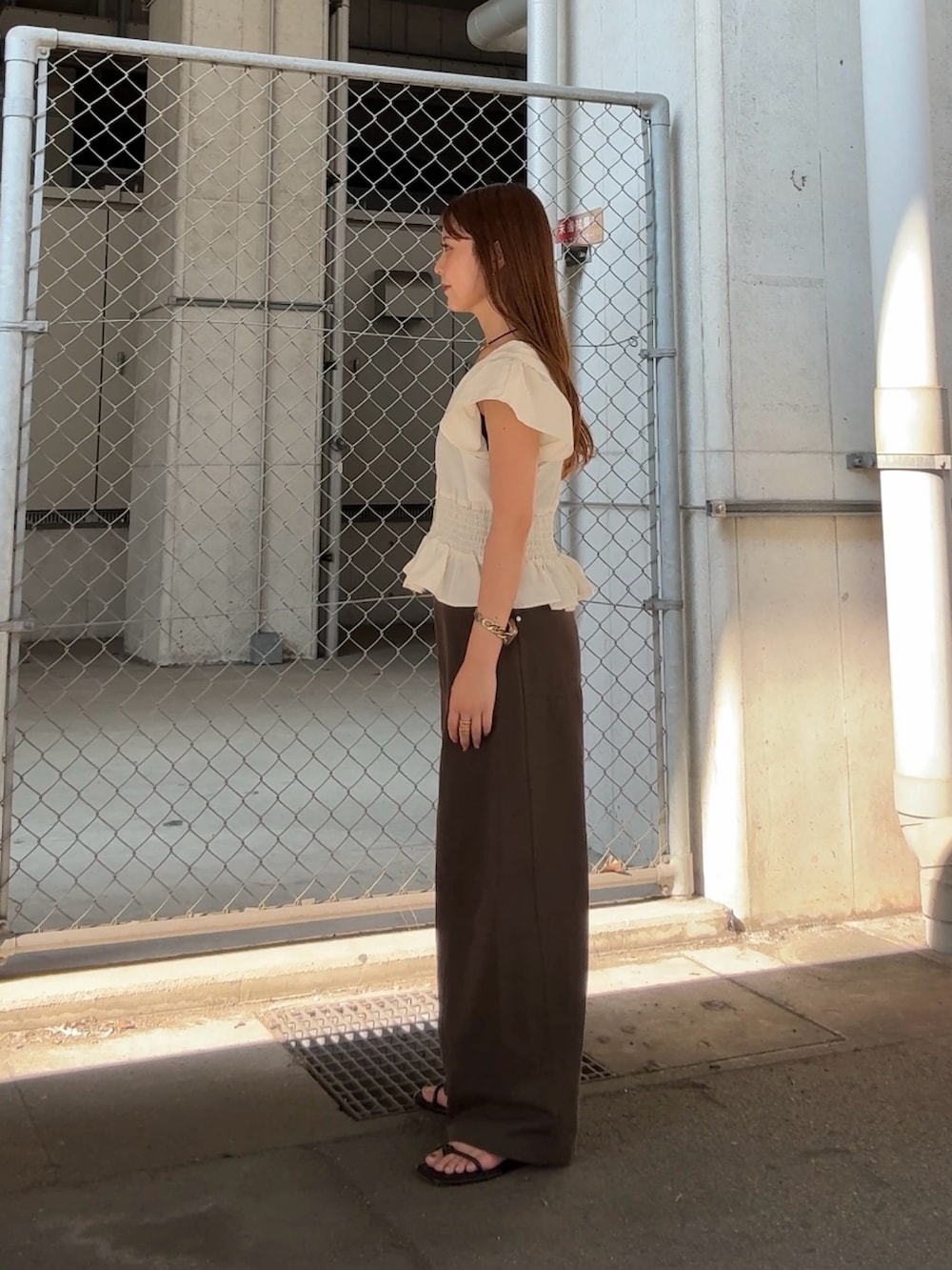 ホワイト系のシャツ/ブラウス、グレー系のその他パンツを着用したレディースの夏コーディネートの2枚目の写真