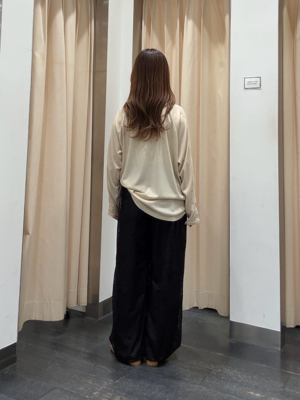 ベージュ系のTシャツ/カットソー、ブラック系のその他パンツ、イエロー系のパンプスを着用したレディースの冬コーディネートの3枚目の写真