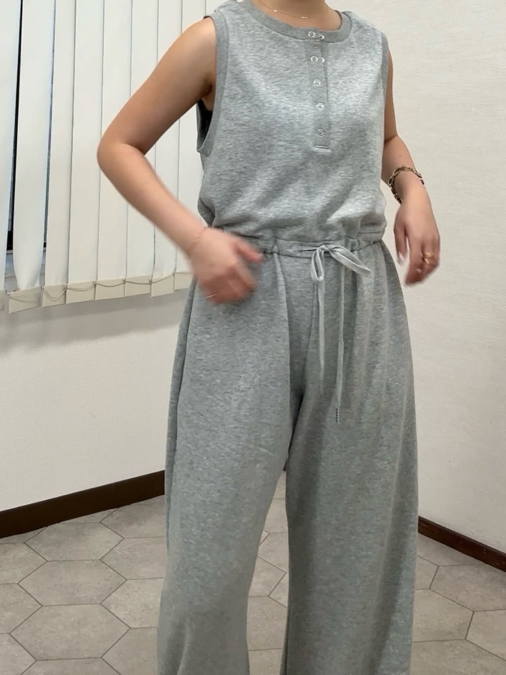 グレー系のその他パンツ、ベージュ系のサンダル、ブラウン系のヘアゴムを着用したレディースの夏コーディネートの4枚目の写真