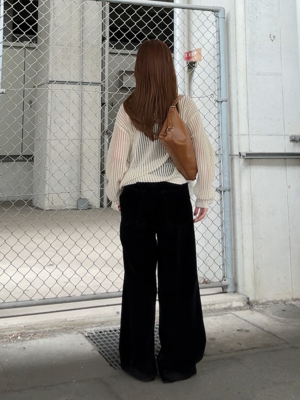 ホワイト系のニット/セーター、ブラック系のその他パンツ、イエロー系のショルダーバッグを着用したレディースの秋コーディネートの3枚目の写真