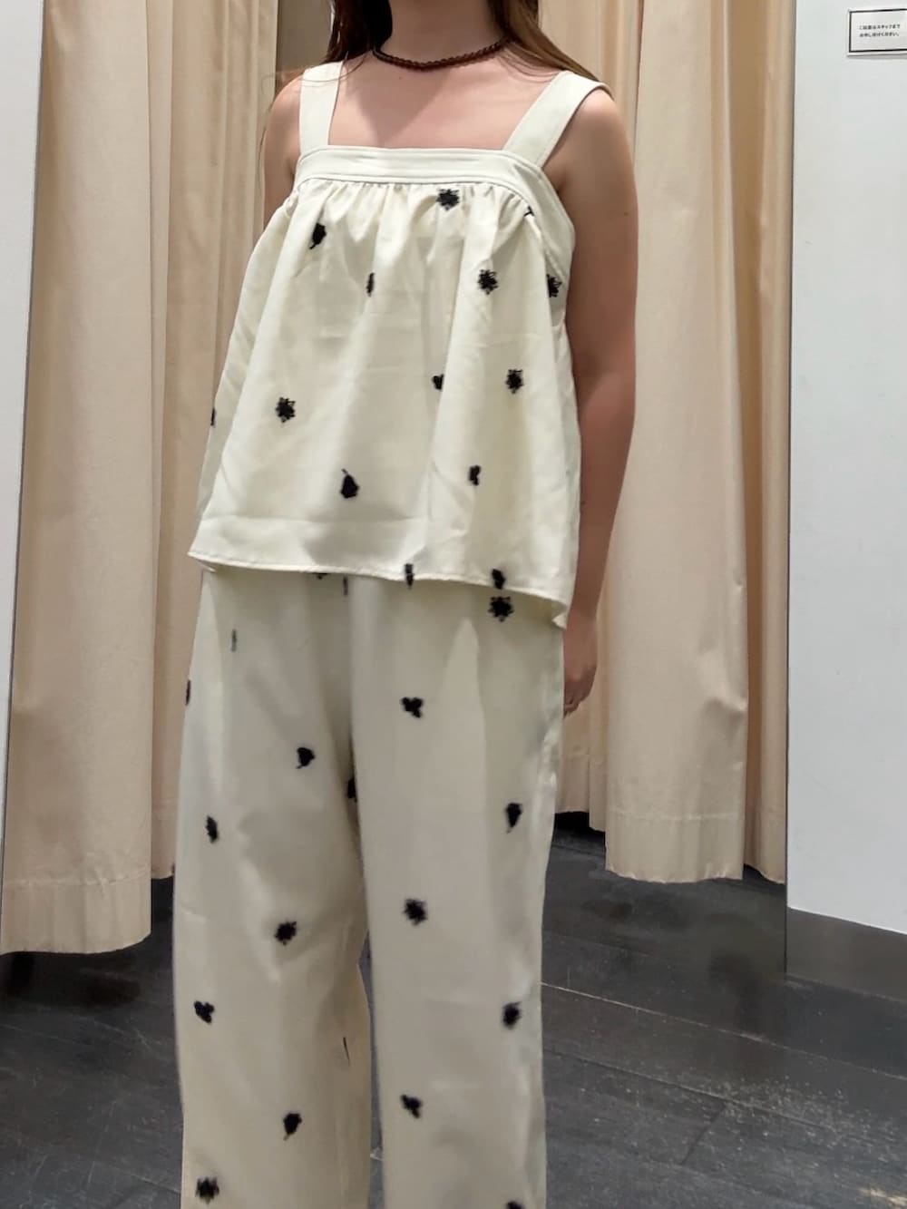 ホワイト系のシャツ/ブラウス、ホワイト系のその他パンツ、ブラウン系のネックレスを着用したレディースの夏コーディネートの4枚目の写真