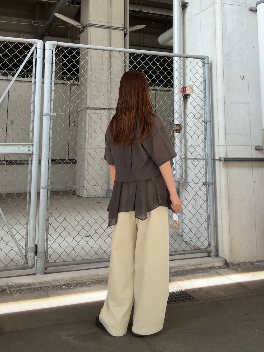 グレー系のシャツ/ブラウス、ベージュ系のその他パンツ、ホワイト系のネックレスを着用したレディースの夏コーディネートの3枚目の写真