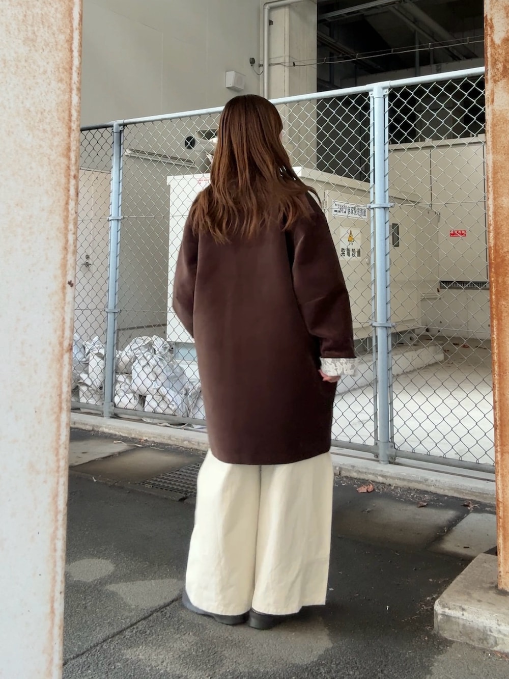 ホワイト系のニット/セーター、ブラウン系のその他アウター、ホワイト系のその他パンツを着用したレディースの秋コーディネートの3枚目の写真