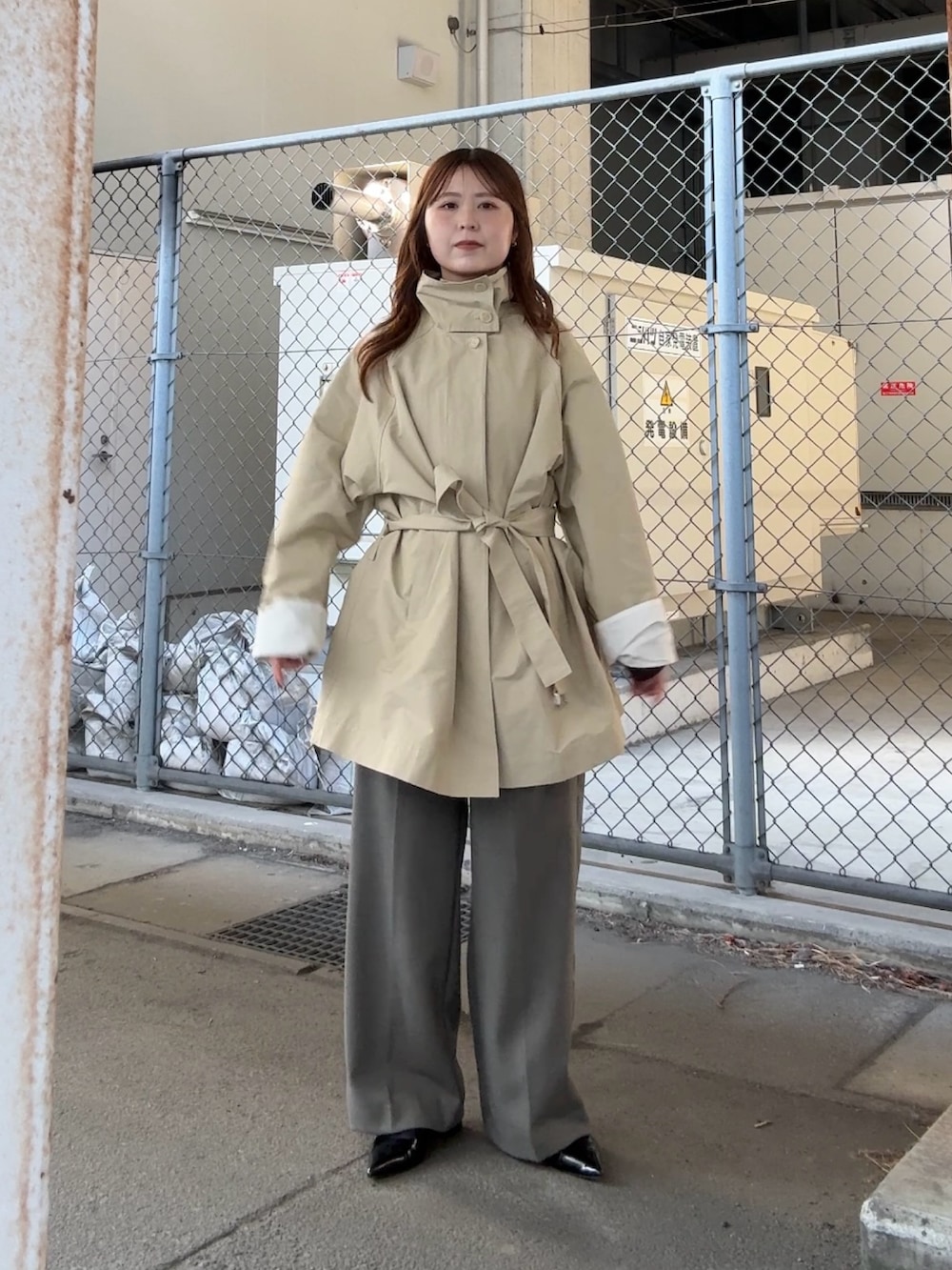 ブラウン系のTシャツ/カットソー、グレー系のその他パンツ、ベージュ系のその他アウターを着用したレディースの春コーディネートの2枚目の写真