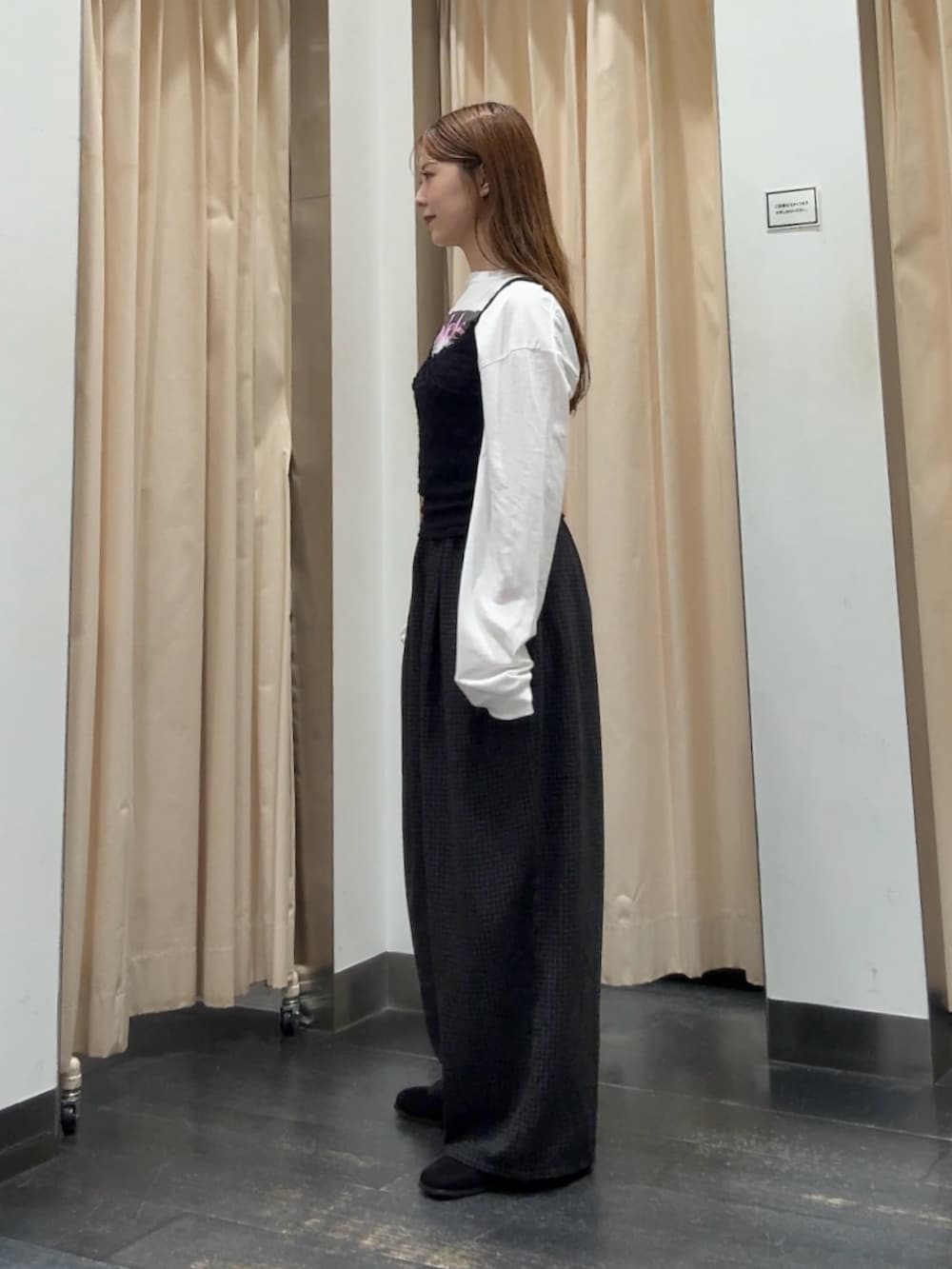 ブラック系のキャミソール、ホワイト系のTシャツ/カットソー、グレー系のその他パンツを着用したレディースの秋コーディネートの2枚目の写真